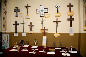 Una zona de la muestra de crucifijos del año pasado/eoselblog Una zona de la muestra de crucifijos del año pasado/eoselblog
