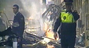 Dos policías después de la explosión de la falla Azcárraga en 2007/rtvv