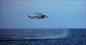 El helicóptero de Salvamento Marítimo en una operación de rescate/salvamento marítimo