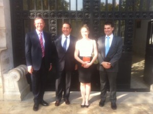 El edil de Urbanismo con la delegación australiana en la puerta del edificio de Tabacalera/ayto. vlc El edil de Urbanismo con la delegación australiana en la puerta del edificio de Tabacalera/ayto. vlc