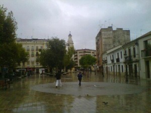 La lluvia obliga a aplazar las actividades de hoy en la plaza de Patraix/t.p.
