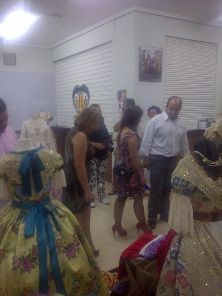 La Fallera Mayor de la falla y el presidente recorren la exposición/vlcciudad