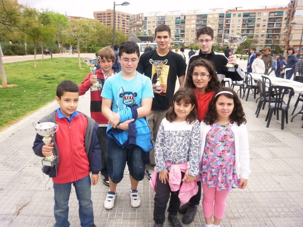Un grupo de componentes del grupo de ajedrez de Mislata en la plaza Jerónimo Monsoriu/clubajedrezmislata