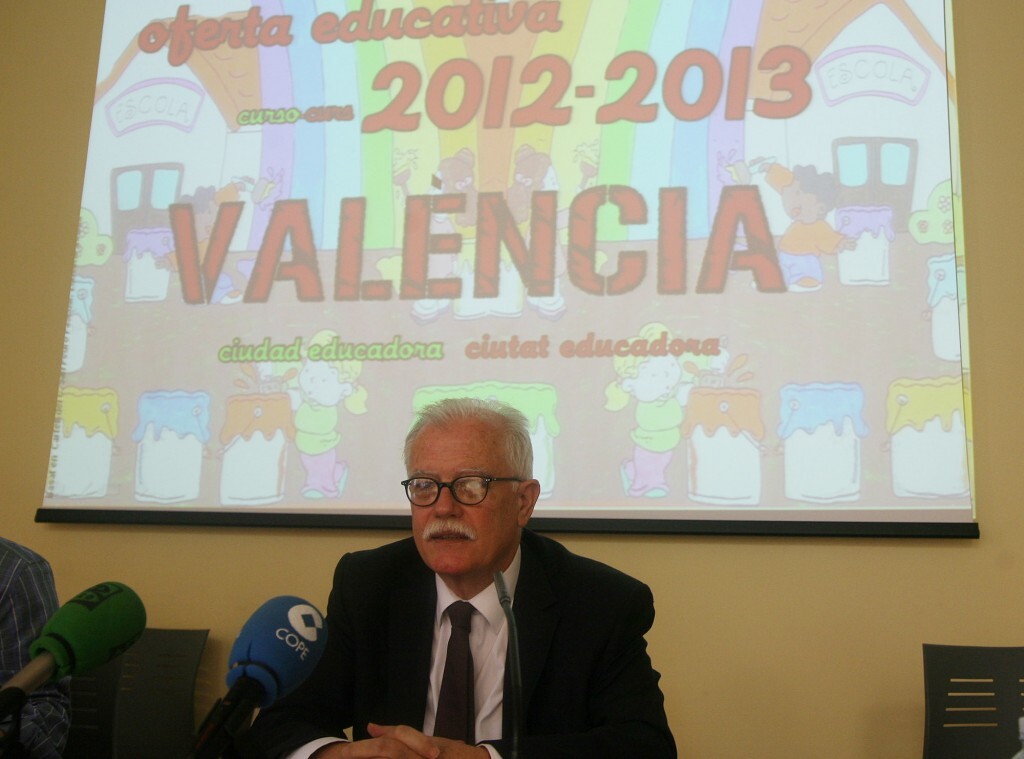 El edil de Educación, Ramón Isidro Sanchis, en la comparecencia pública explicando los proyectos/ayto vlc