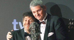 Paco Roca, a la izquierda, con el Goya a la mejor película de animación