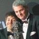 Paco Roca, a la izquierda, con el Goya a la mejor película de animación