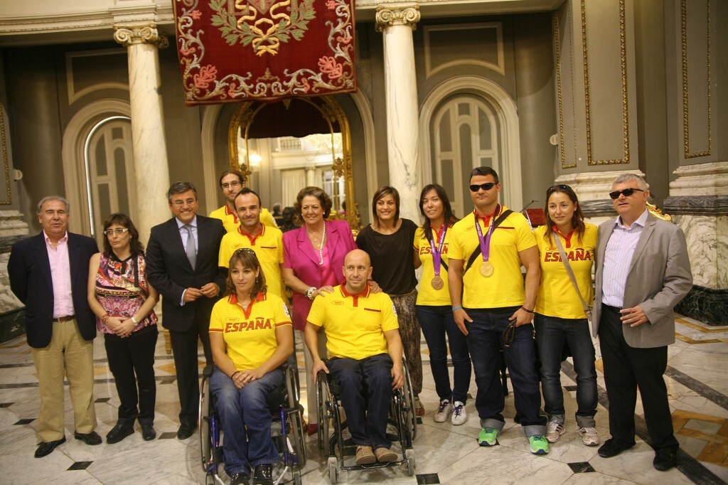 El grupo de Paralímpicos y deportistas Olímpícos con la alcaldesa y el edil de Deportes en el Salón de Cristal/ayto. vlc