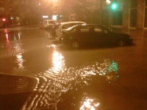 Una calle del barrio de Patraix anoche con agua procedente de Tres Forques/a.p. Una calle del barrio de Patraix anoche con agua procedente de Tres Forques/a.p.
