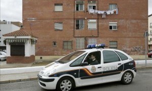 Un vehículo de la Policía Nacional patrulla por un barrio de la ciudad/efe Un vehículo de la Policía Nacional patrulla por un barrio de la ciudad/efe