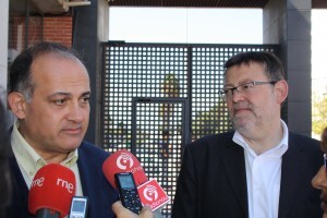 El portavoz del PSPV, Joan Calabuig, con el secretario general, Ximo Puig, en el IES Benicalap en el inicio de curso/gms