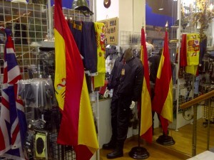 Un grupo de banderas de España que son de lo más vendido/vlcciudad