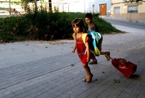 Dos niños vuelven al colegio con nuevo calzado/vlcciudad