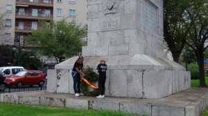 Dos niños colocaron la corona de laurel en la estatua de El Cid/España 2000