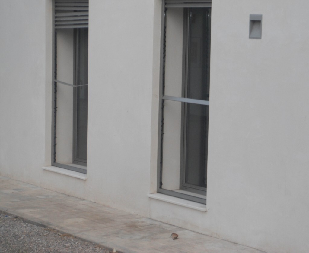 Una de las ventanas rotas del antiguo balneario/eu