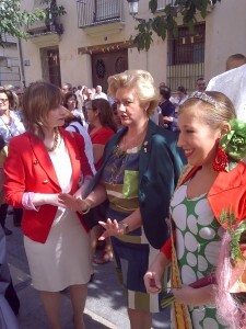 La directora general de Participación Ciudadana, María Barrios, la presidenta de la FECA, Puri Torres, y la reina de la FECA/vlcciudad