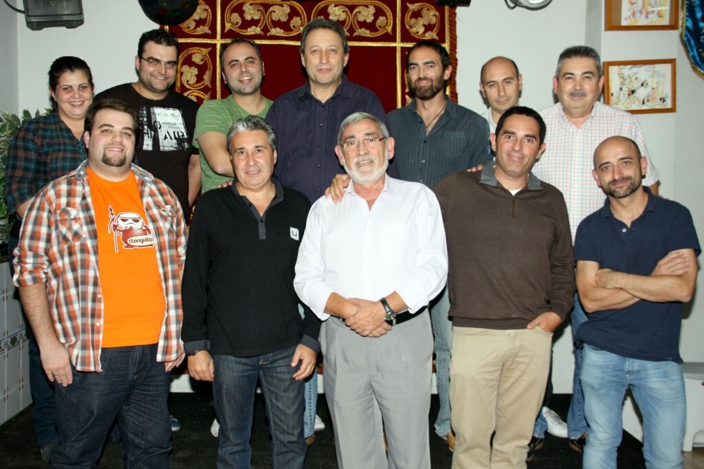 La mayoría de los artistas que harán la escena con el presidente de Regne en el local el pasado lunes/Regne