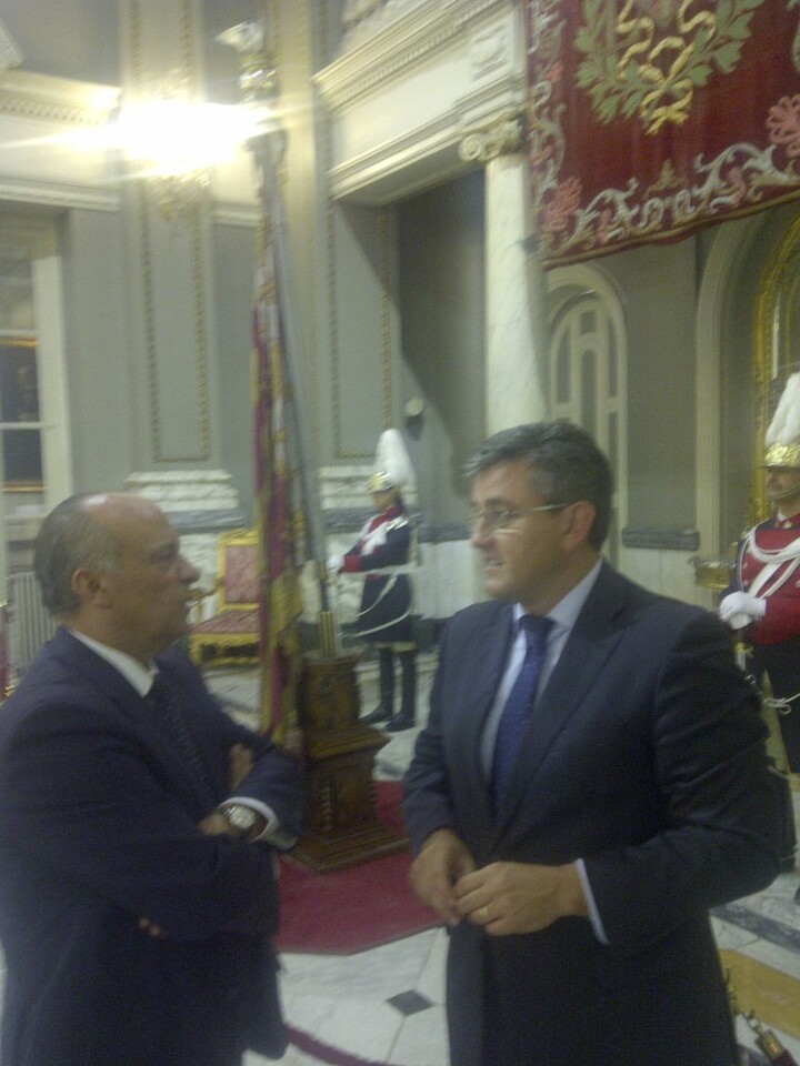 El edil de Fiestas de Valencia, Francisco Lledó, y el diputado Cristóbal Grau, con la Senyera en el Salón de Cristales del Ayuntamiento de Valencia/vlcciudad