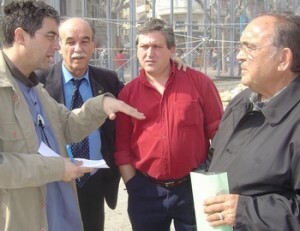 El autor del artículo conversa con José Enrique Ferriols y Vicente Caballer en una mascleta de 2004/piroart