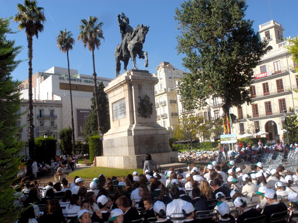 Los niños llenaron el Parterre para dibujar a Jaime I/El Corte Inglés