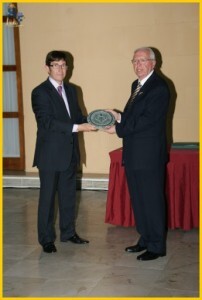 El presidente de la Interagrupación Daniel Buj entrega a Chiralt el premio Pepe Monforte en abril de 2011/hablemos de fallas