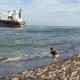 Unos niños juegan donde hace unas semanas había playa mientras siguen los trabajos para reflotar los barcos/Compromís