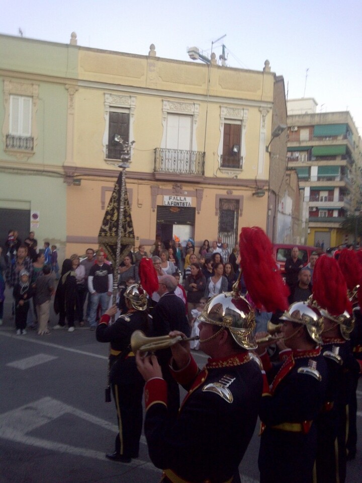 La banda de San Luis Bertrán pasa por delante del casal de la falla de La Fonteta/vlcciudad