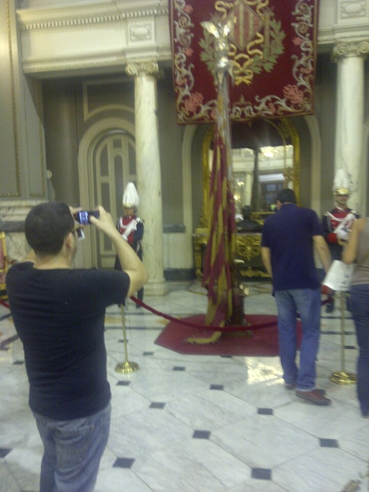 Un visitante de los más de 3.500 que han visitado hoy la exposición Junts a la Senyera/vlcciudad