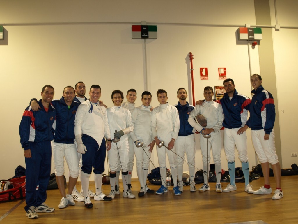 Los tiradores de la Guardia Real, de azul, con los del equipo valenciano