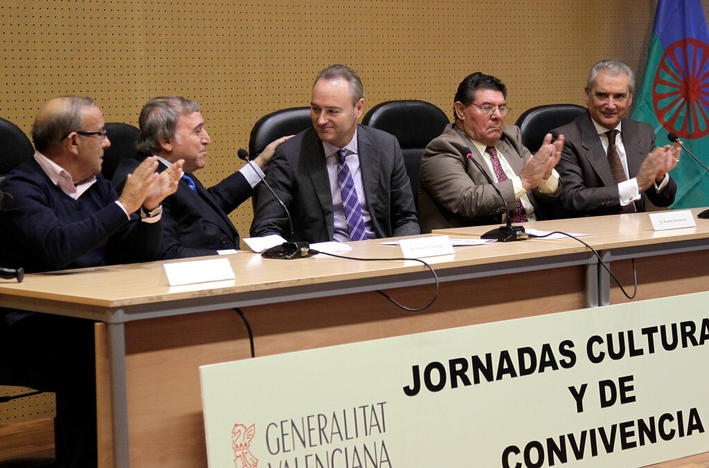 El presidente de la Generalitat con los dirigentes de las asociaciones gitanas/generalitat