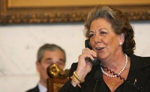 La alcaldesa de Valencia, Rita Barberá, habla con una de las elegidas en años pasados/eos