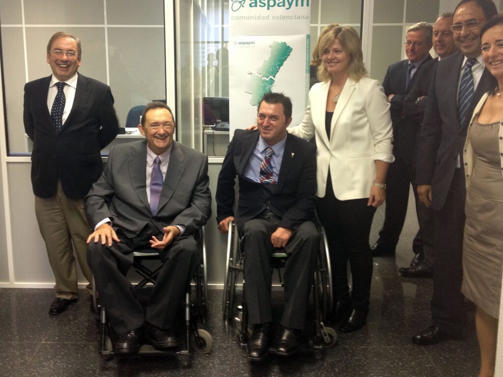 La concejala Albert en el local de Aspaym con sus dirigentes