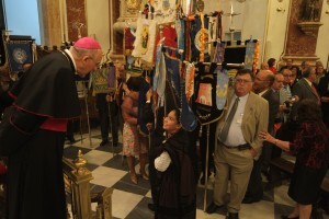 Los componentes de las entidades de belenistas con sus banderas en la Basílica/j.peiró Los componentes de las entidades de belenistas con sus banderas en la Basílica/j.peiró