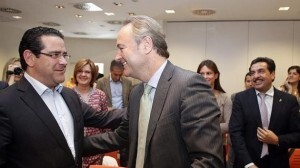 El nuevo portavoz del PP, Jorge Bellver, saluda al presidente de la Generalitat, Alberto Fabra, en un acto del partido