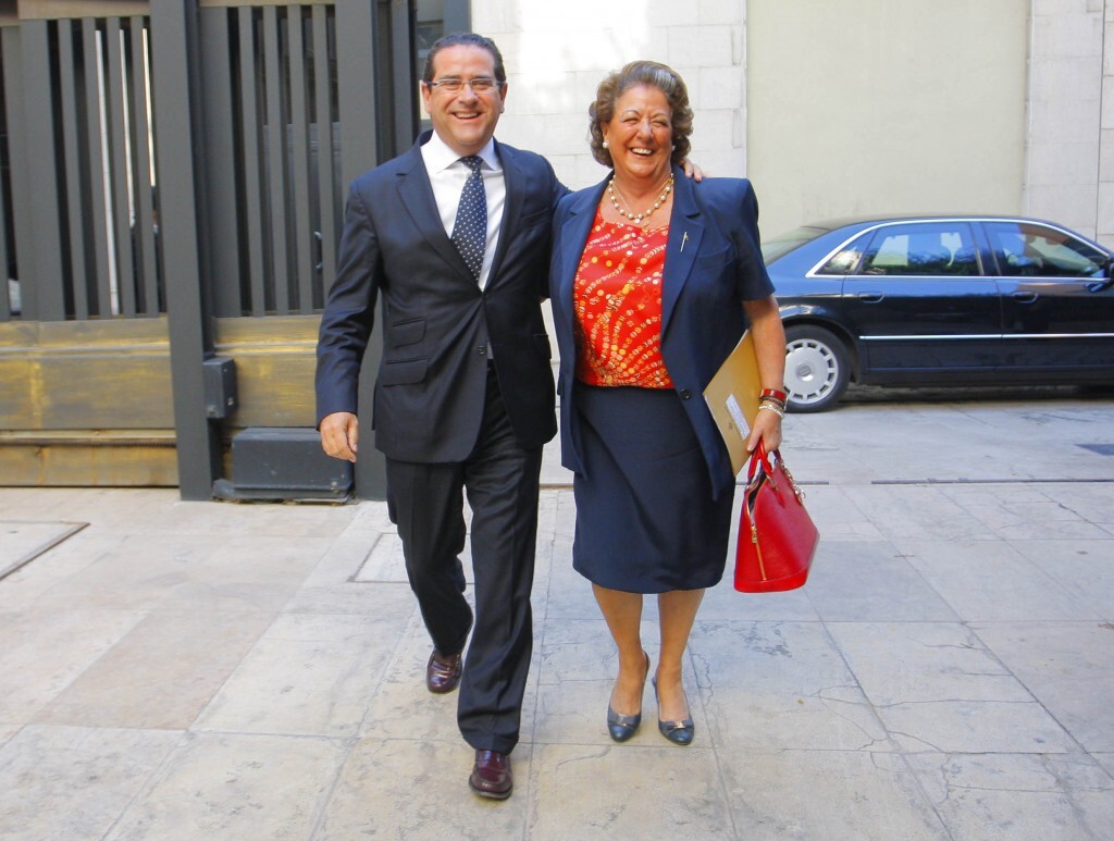 El nuevo portavoz en Las Corts, Jorge Bellver, y la alcaldesa, Rita Barberá, entran juntos está mañana en Las Corts/ayto vlc