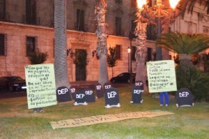 Acto de Joves de Esquerra Unida delante del Palau del Temple