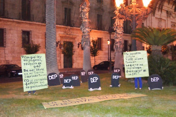 Acto de Joves de Esquerra Unida delante del Palau del Temple