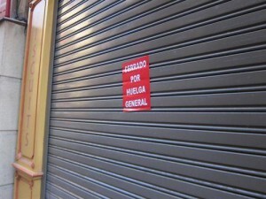 Un comercio cerrado en una huelga general.