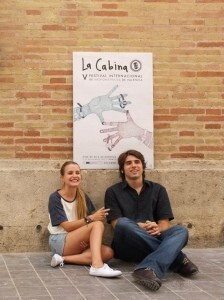 La ilustradora valenciana Carla Fuentes (Littleisdrawing) y Carlos Madrid, director de La Cabina. en la presentación del cartel de 2012.
