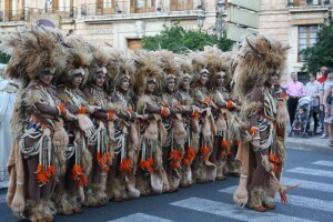 La comparsa se las Huriés la formó la corte de honor y la Fallera Mayor de 2011 y causó expectación