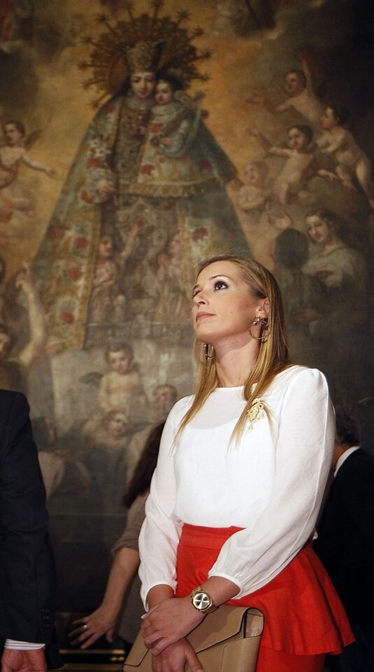 La Fallera Mayor de Valencia, Sandra Muñoz, cierra su ¨reinado¨acompañando a los más desamparados/alberto saiz