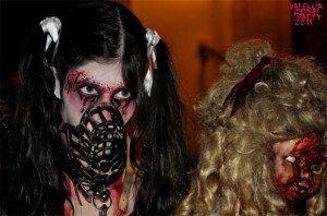 Dos jóvenes ataviadas con ropajes zombies en la marcha del año pasado Dos jóvenes ataviadas con ropajes zombies en la marcha del año pasado