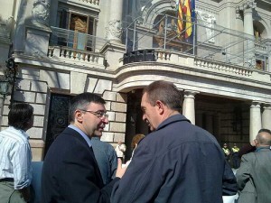 El concejal Pedro Miguel Sánchez habla con el presidente del comité de la EMT