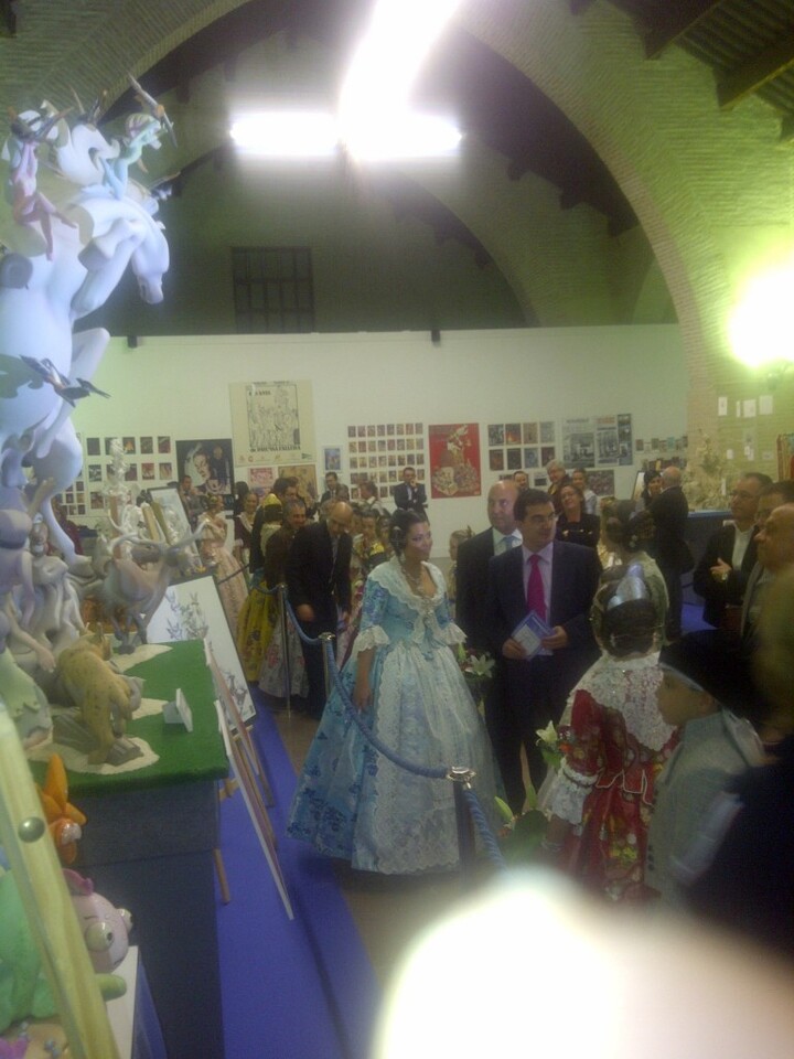 El artista Pere Baenas explica a la Fallera Mayor de Valencia su falla para El Pilar/vlcciudad