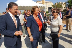 La alcaldesa, Barberá, saluda a la dirigente vecinal Carmen Berlanga, en presencia del conseller Castellano/ayto vlc