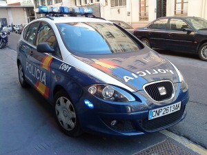 Un vehículo de la Policía Nacional patrulla en una calle