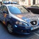 Un vehículo de la Policía Nacional patrulla en una calle