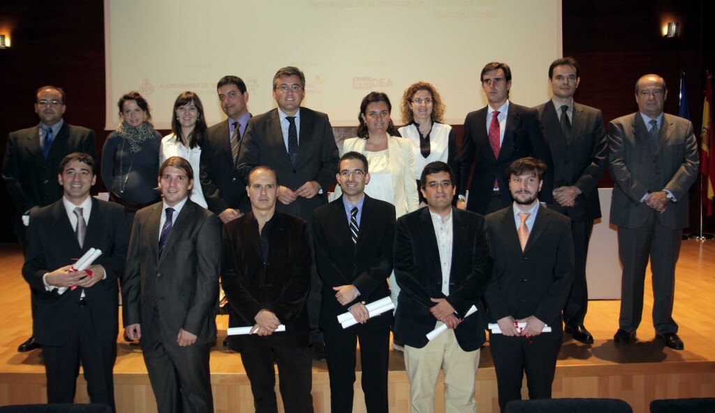 El edil de Juventud, Cristóbal Grau, y la anterior regidora, Beatriz Simón, con los premiados/ayto vlc