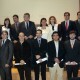 El edil de Juventud, Cristóbal Grau, y la anterior regidora, Beatriz Simón, con los premiados/ayto vlc