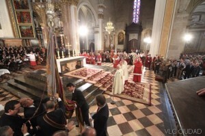 La Senyera en la Catedral para presidir el Te Deum que oficia el arzobispo/vlcciudad
