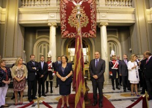 La alcaldesa en el salón de cristal con el portador Joan Calabuig y resto de la corporación en la exposición Junts a la Senyera/ayto. valencia